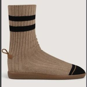 BRAVE PUDDING Tan and Black Ribbed sock boots